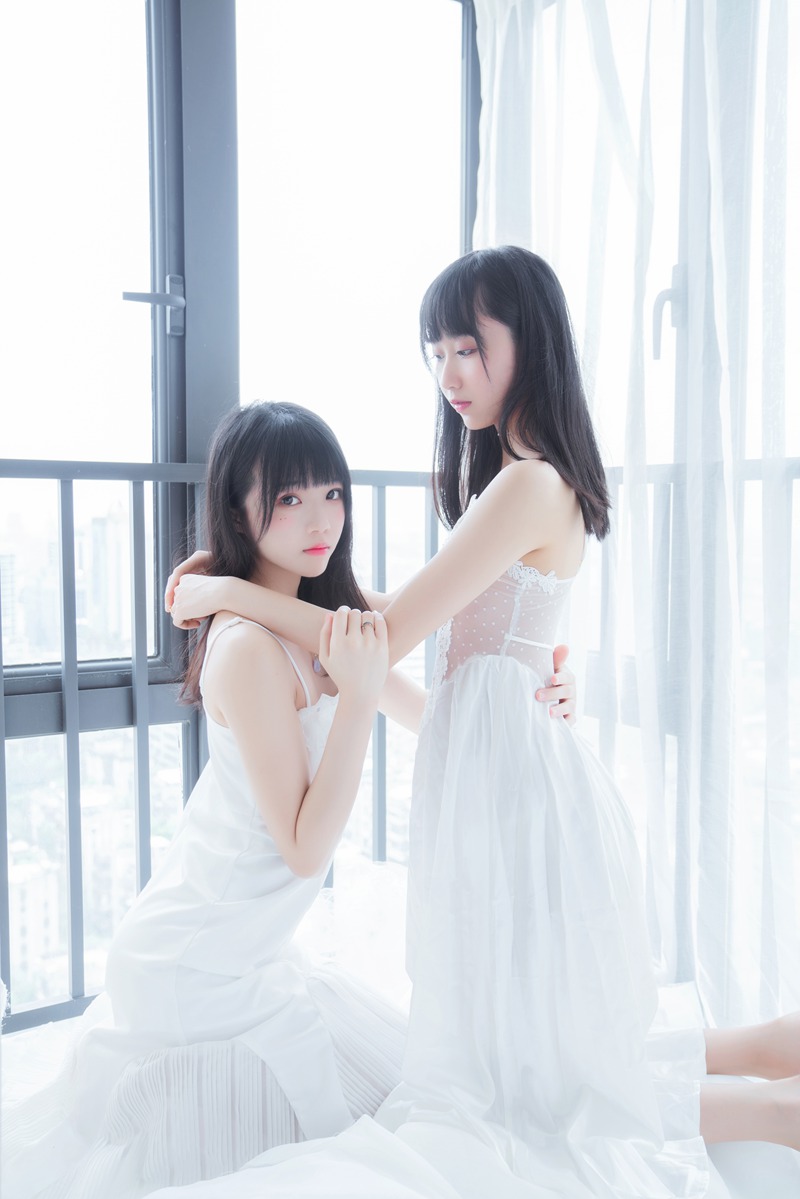 动漫Coser@桜桃喵&木绵绵 – 朝(白裙×白裙)