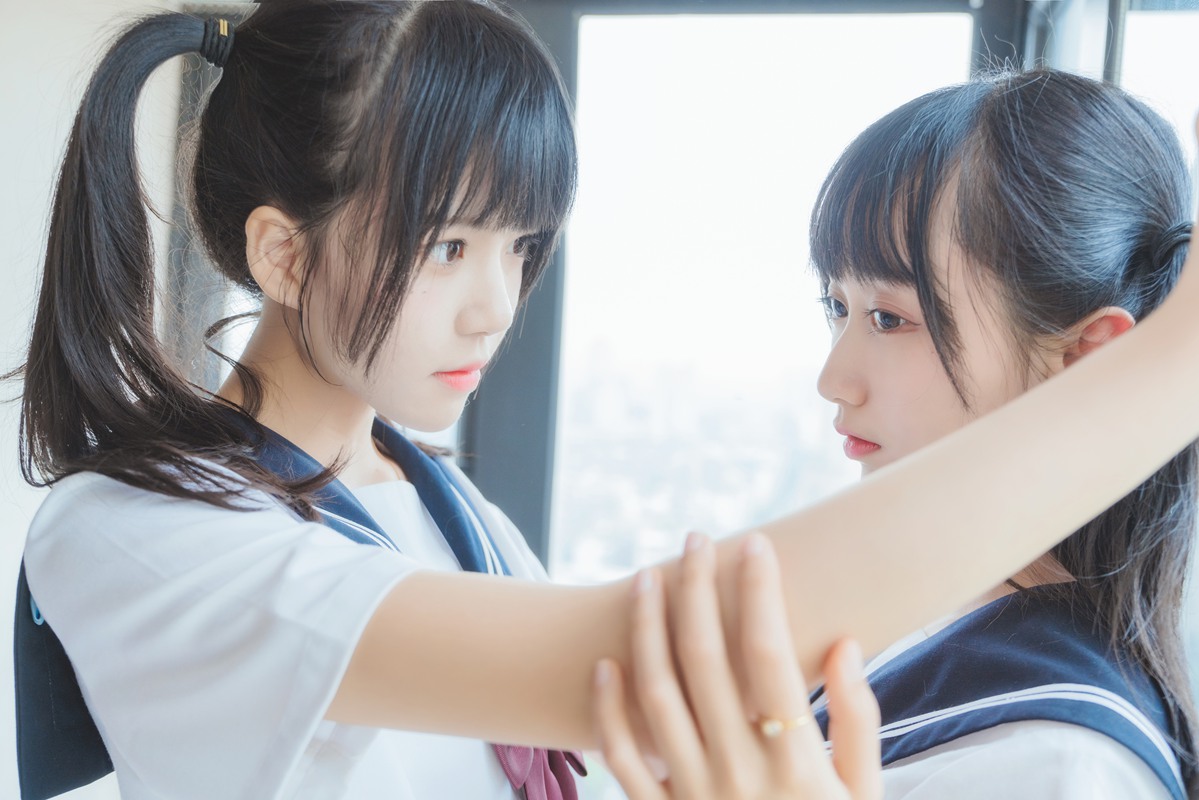 桜桃喵&木绵绵 – 她(制服×制服)