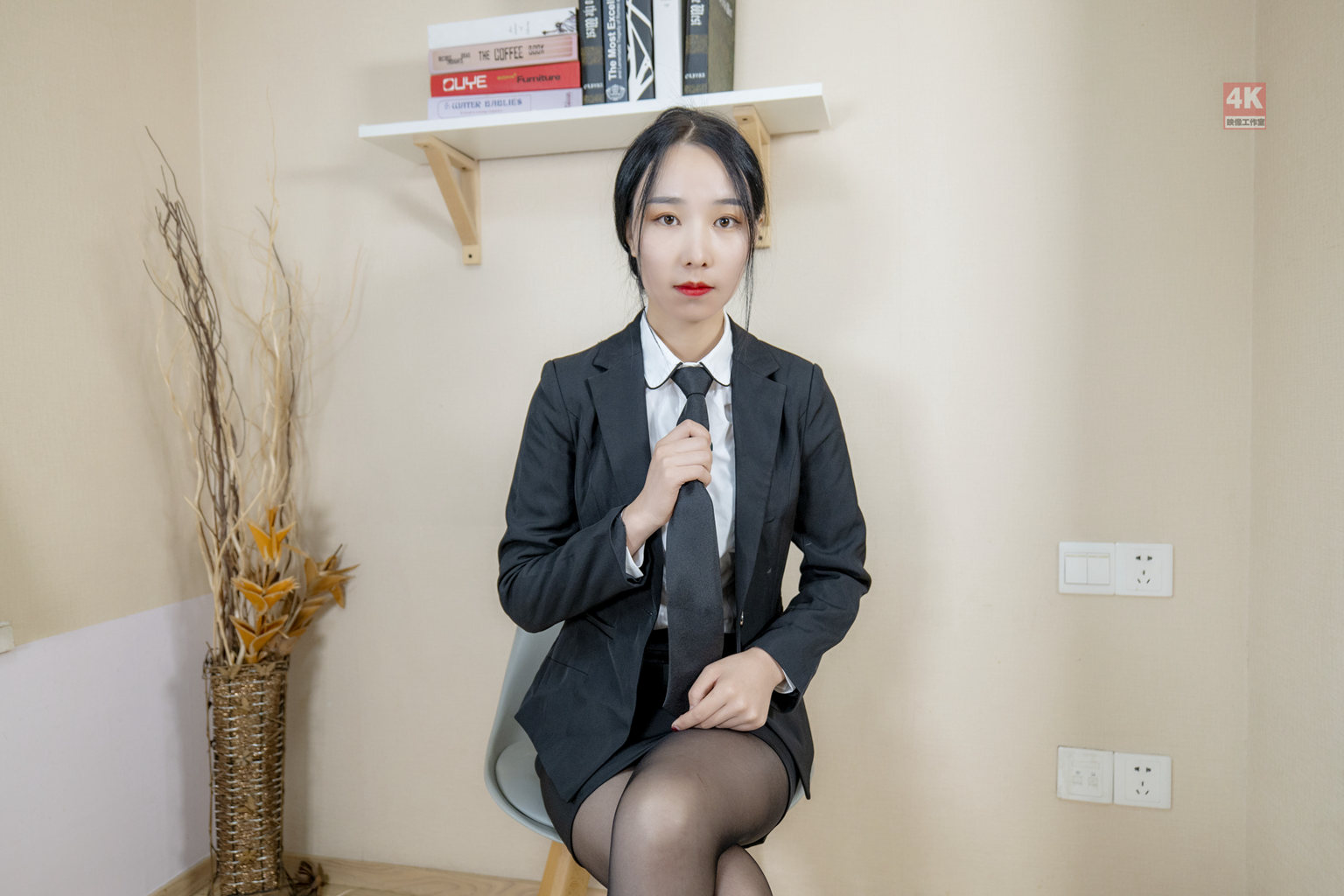 [Ligui丽柜]《撩拨人的售楼小姐与她的薄丝袜》枫玥