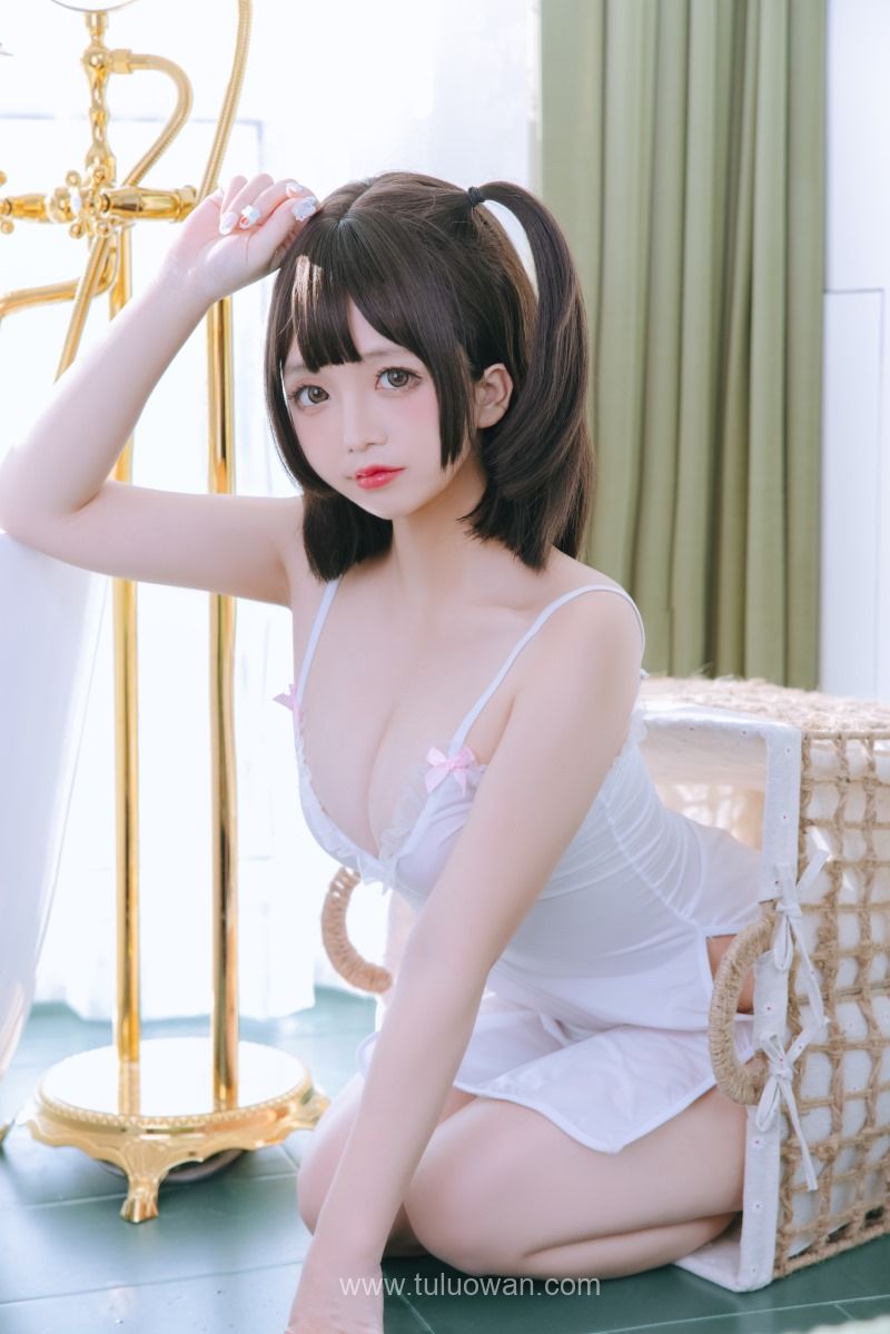 日奈娇 湿身小白裙