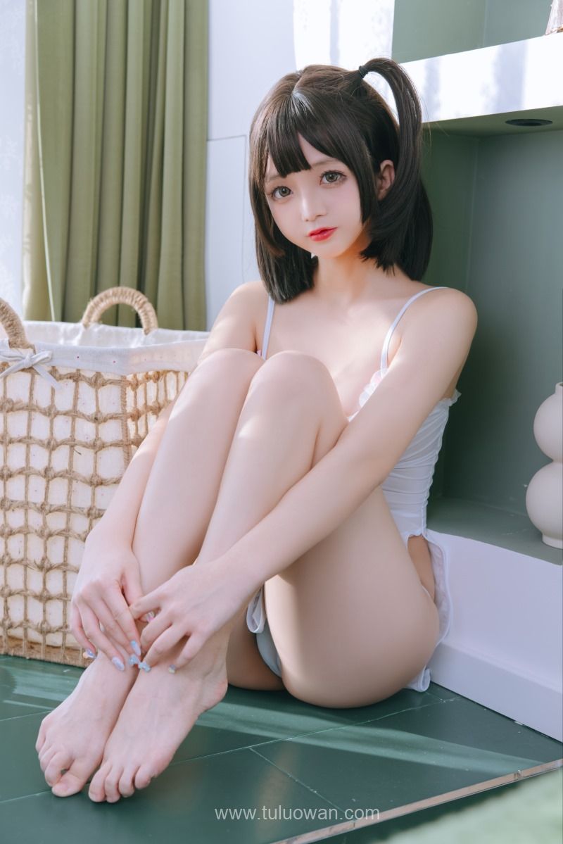 日奈娇 湿身小白裙