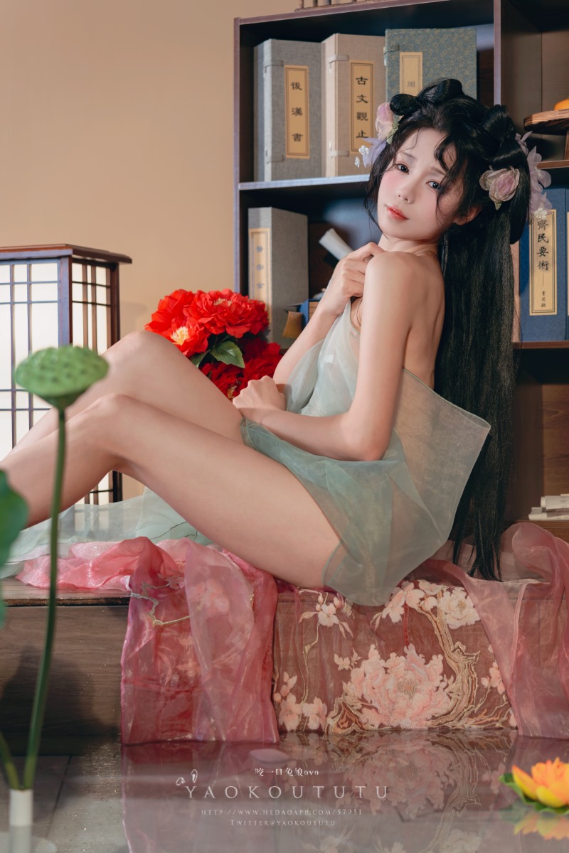 咬一口兔娘(黏黏团子兔) 八月订阅《醉倒荷塘边》&游园惊梦