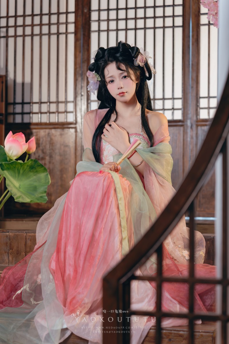 咬一口兔娘(黏黏团子兔) 八月订阅《醉倒荷塘边》&游园惊梦