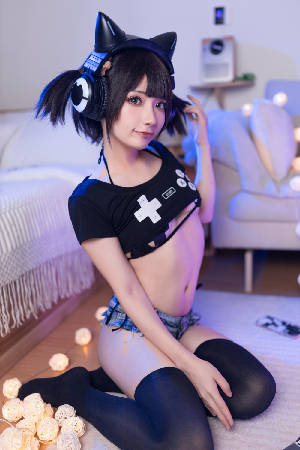 是三不是世w 偷玩游戏机的少女