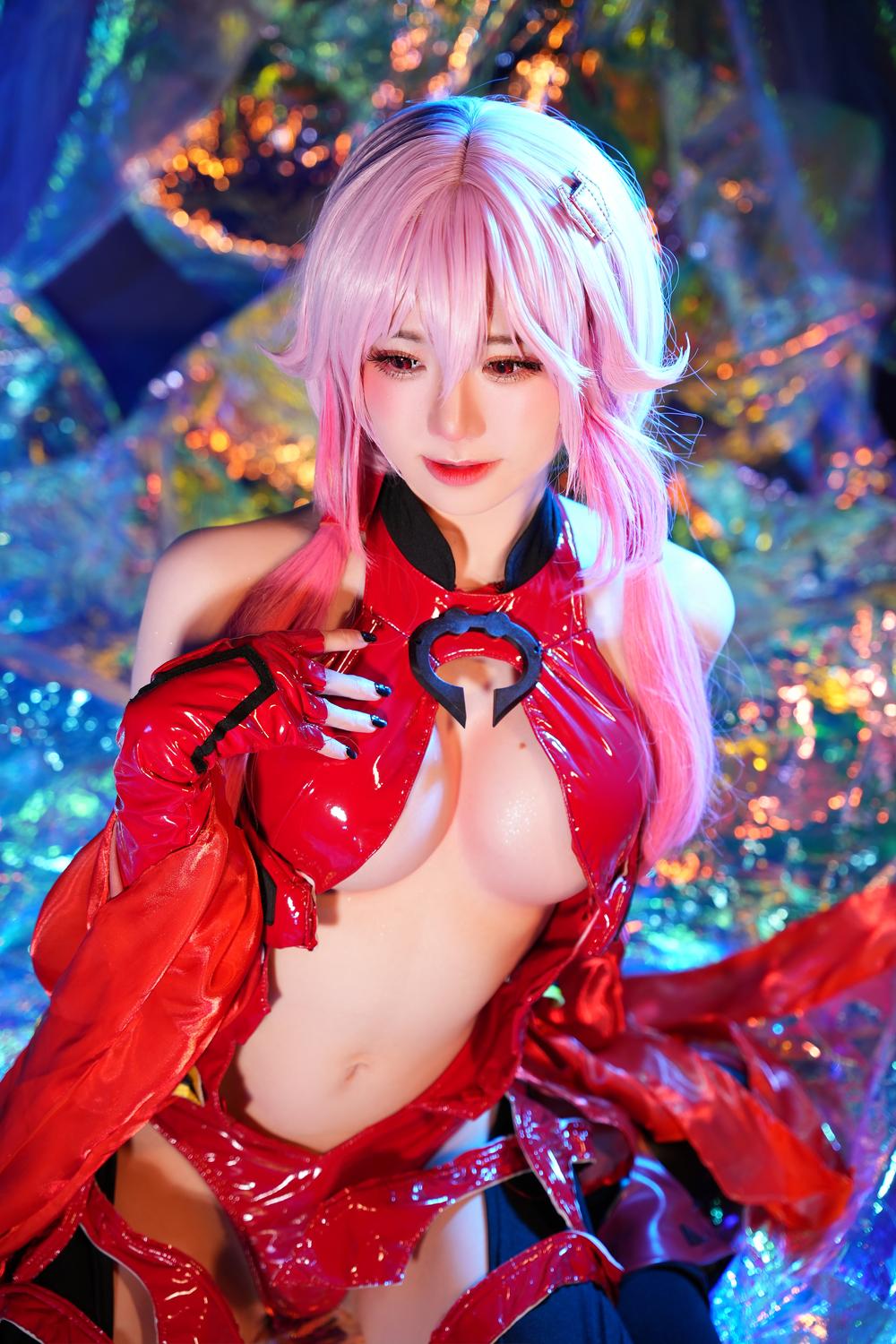 Sally Dorasnow Yuzuriha Inori