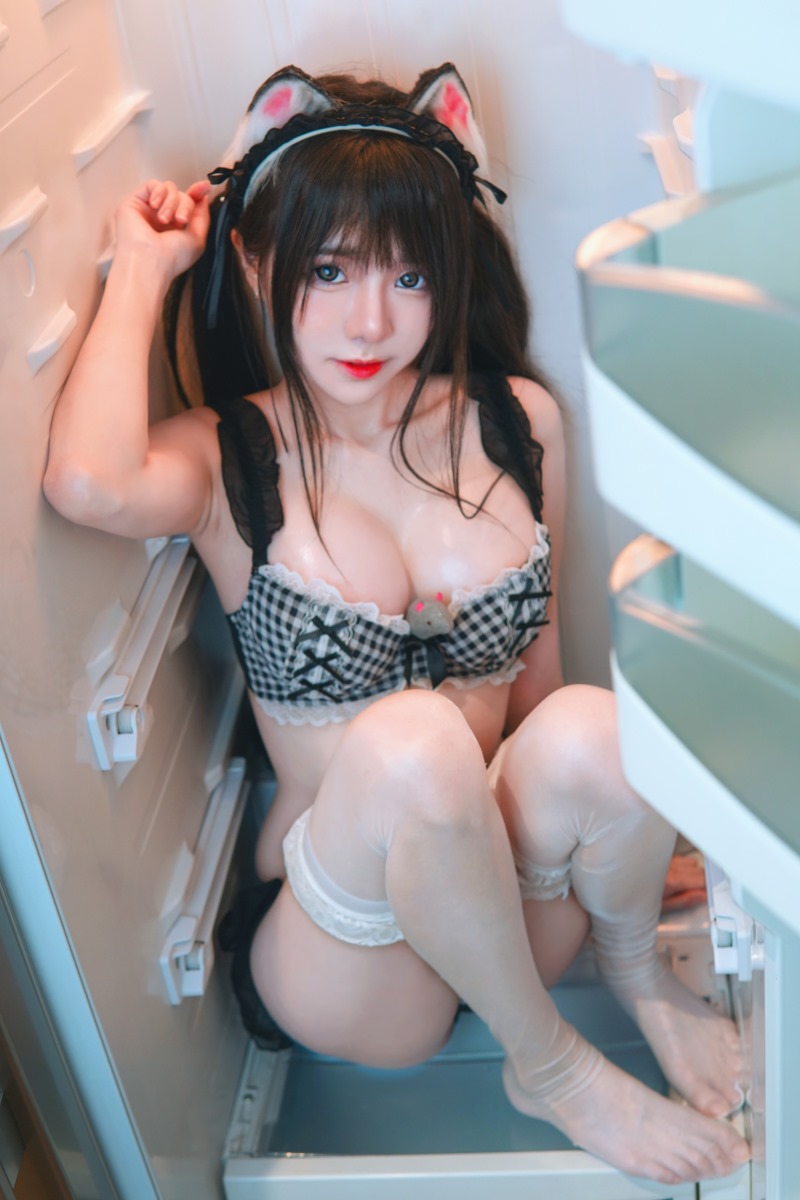 Sally Dorasnow Yor Black Cat OC