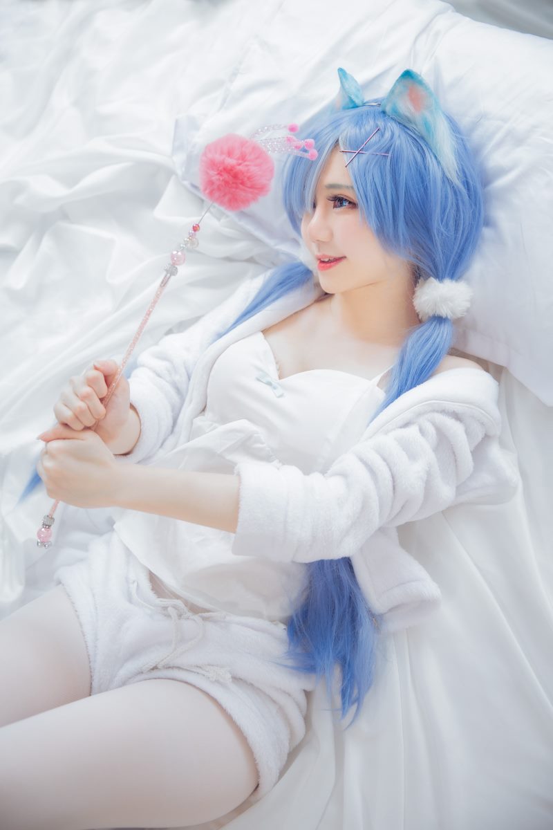 Sally Dorasnow Rem White Kitty