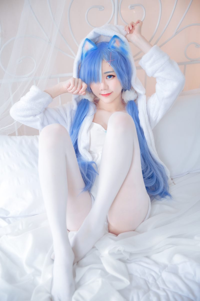 Sally Dorasnow Rem White Kitty
